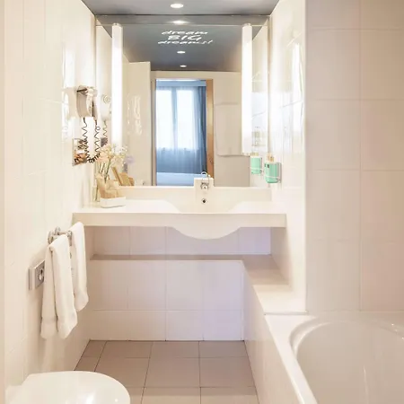 Novotel Barcelona Cornella 4*