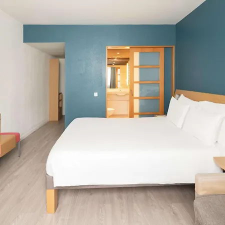 Novotel Barcelona Cornella 4*